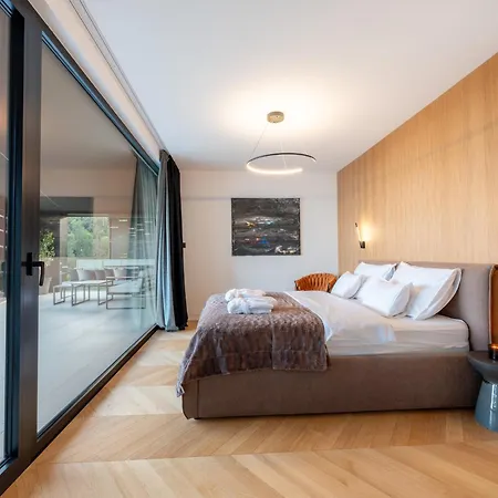 3,0 Near For 8 People With Indoor And Outdoor Pool & Wellness