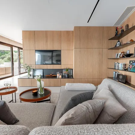 3,0 Near For 8 People With Indoor And Outdoor Pool & Wellness וילה