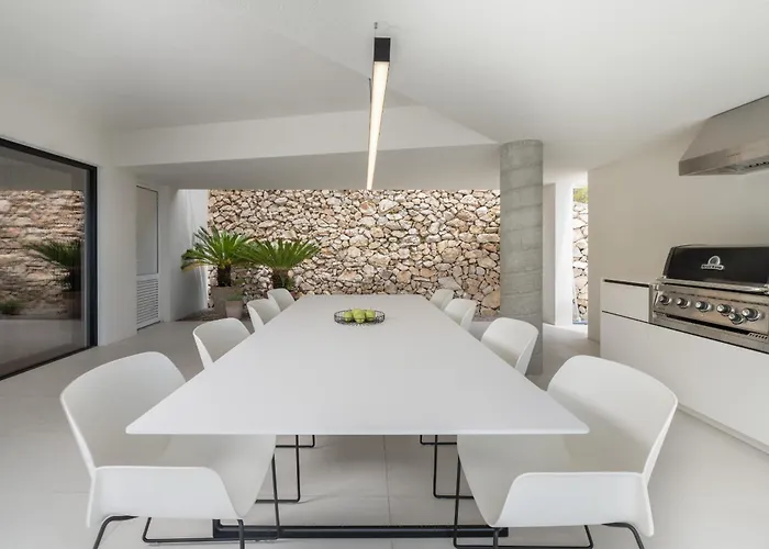 וילה 3,0 Near For 8 People With Indoor And Outdoor Pool & Wellness אופטיה