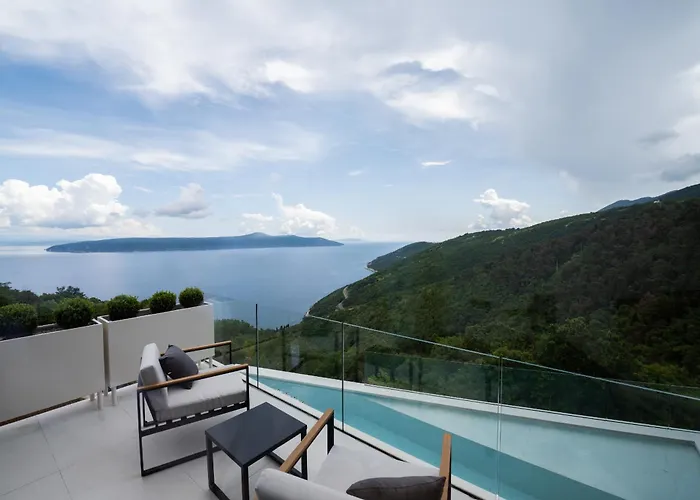 3,0 Near For 8 People With Indoor And Outdoor Pool & Wellness
