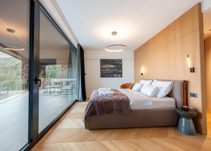 3,0 Near For 8 People With Indoor And Outdoor Pool & Wellness