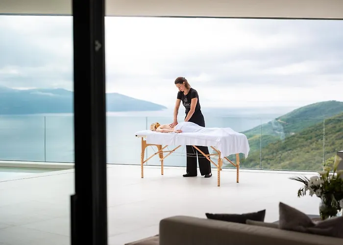 3,0 Near For 8 People With Indoor And Outdoor Pool & Wellness וילה *