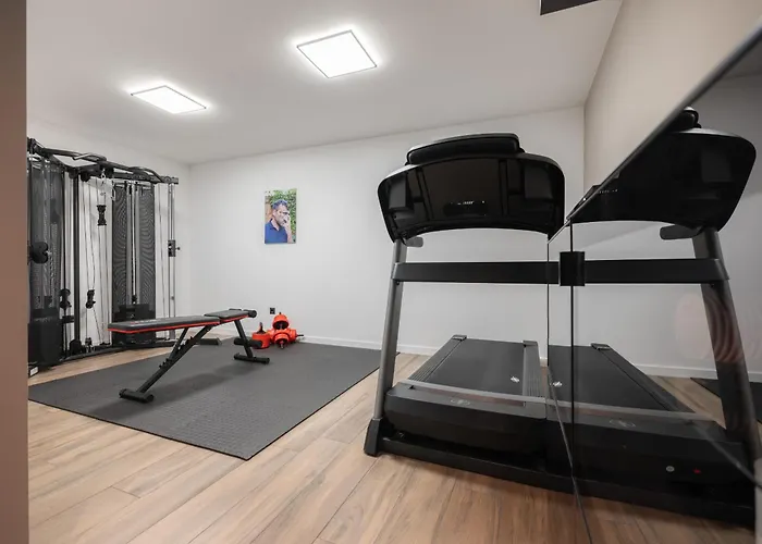 3,0 Near For 8 People With Indoor And Outdoor Pool & Wellness וילה