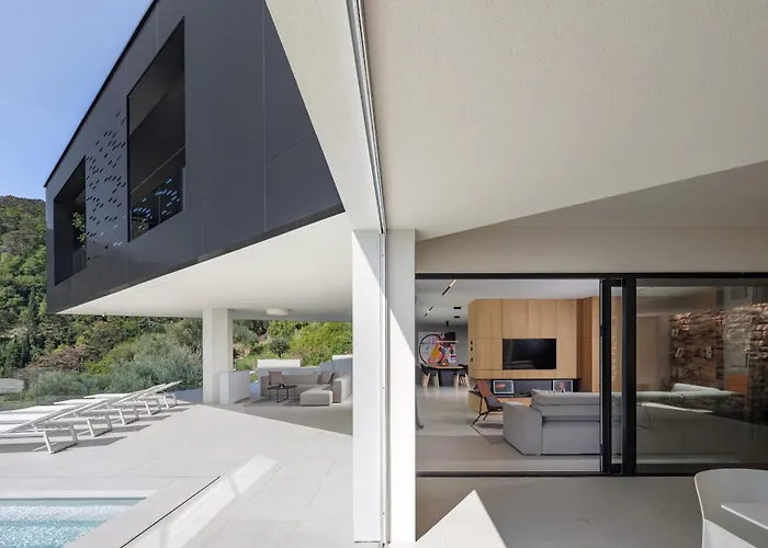 3,0 Near For 8 People With Indoor And Outdoor Pool & Wellness וילה אופטיה