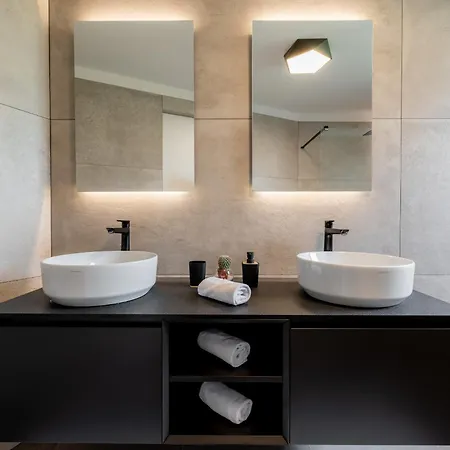 3,0 Near For 8 People With Indoor And Outdoor Pool & Wellness וילה