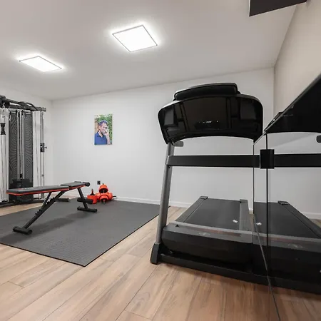3,0 Near For 8 People With Indoor And Outdoor Pool & Wellness וילה
