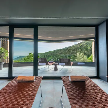 3,0 Near For 8 People With Indoor And Outdoor Pool & Wellness וילה
